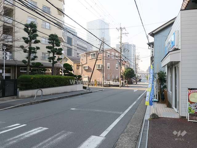 前面道路とマンション建物一部