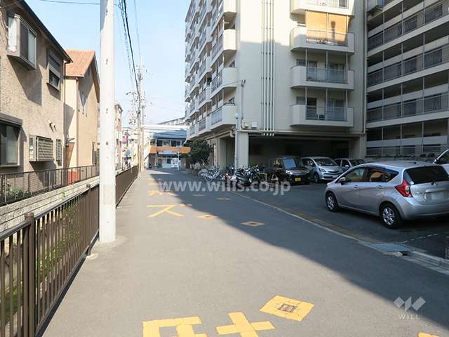 前面道路とマンション建物一部