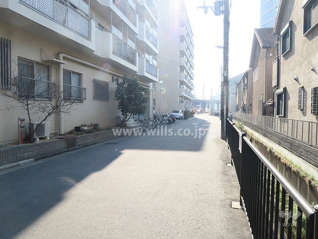 前面道路とマンション建物一部