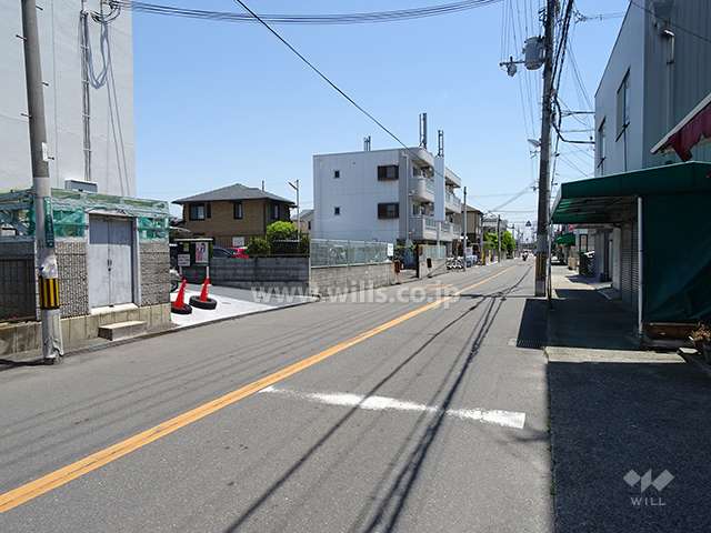 敷地南側の前面道路。二車線のバス通りです。