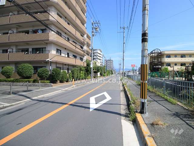 敷地東側の前面道路（南側から）