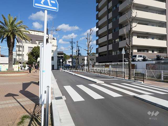 西側前面道路とマンション建物一部