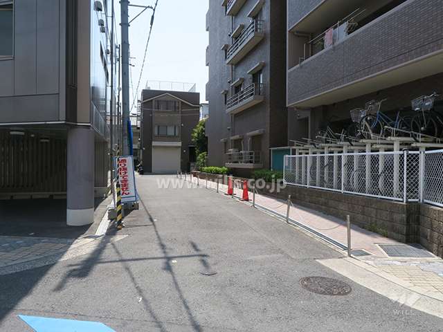 敷地東側の前面道路（北側から）