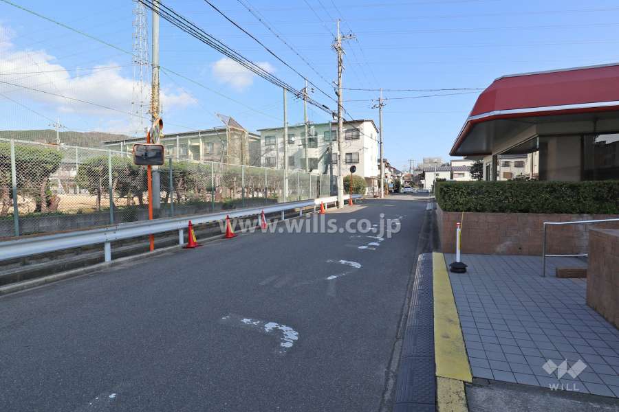 北側前面道路(西側から)