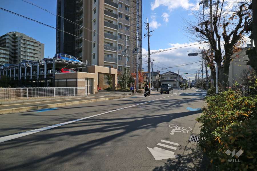 敷地西側の前面道路