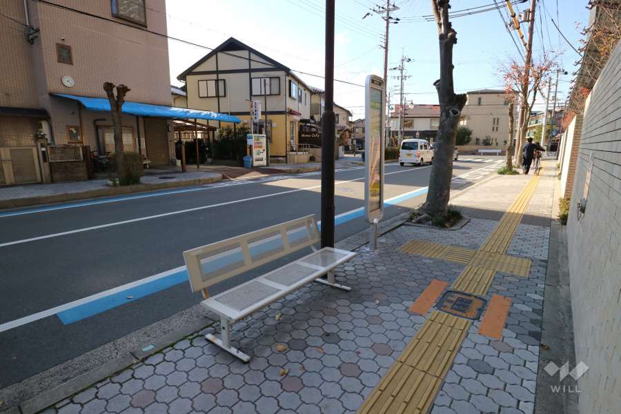 南側徒歩１分の場所にバス停「富田丘町」停があります。
