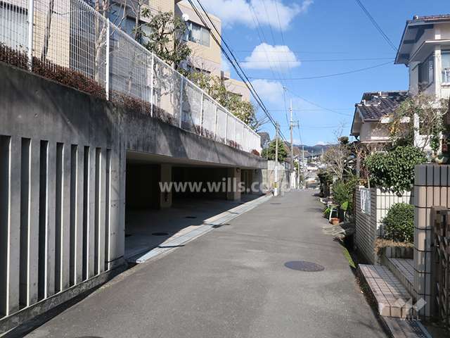 南東側前面道路とマンション建物一部