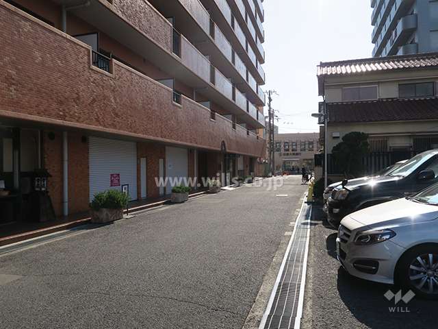 西側前面道路とマンション建物一部