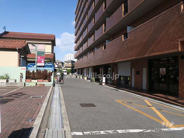 西側前面道路とマンション建物一部
