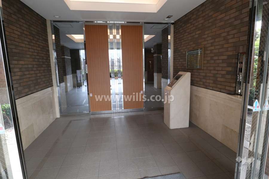 エントランスはオートロック付きです。