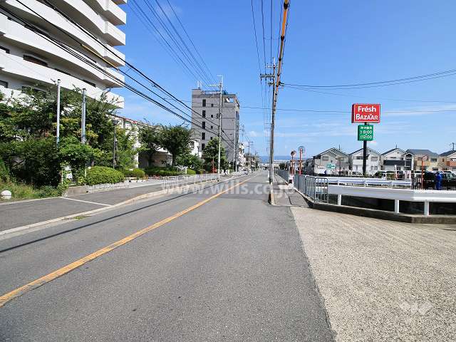 敷地東側の前面道路（南側から）