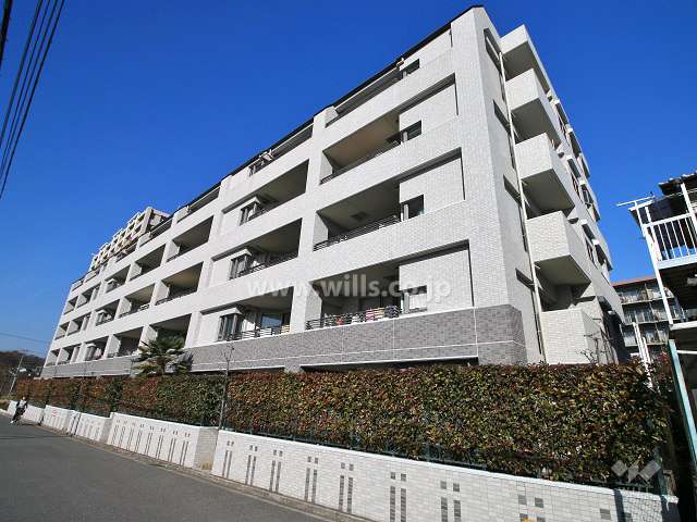 ライオンズマンション高槻別所の外観（南東側から）