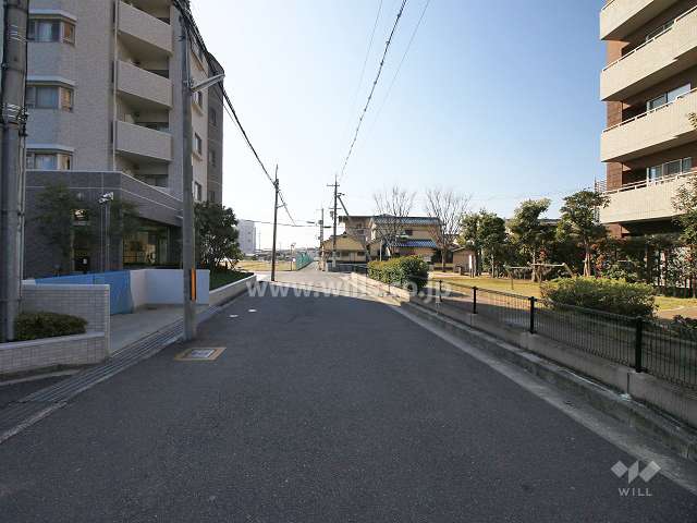 敷地西側の前面道路（北側から）