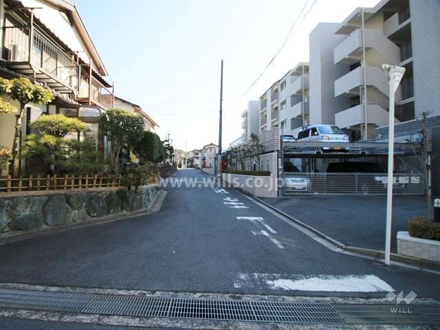 敷地北側の前面道路（西側から）