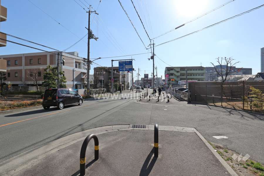 東側前面道路(北側から)