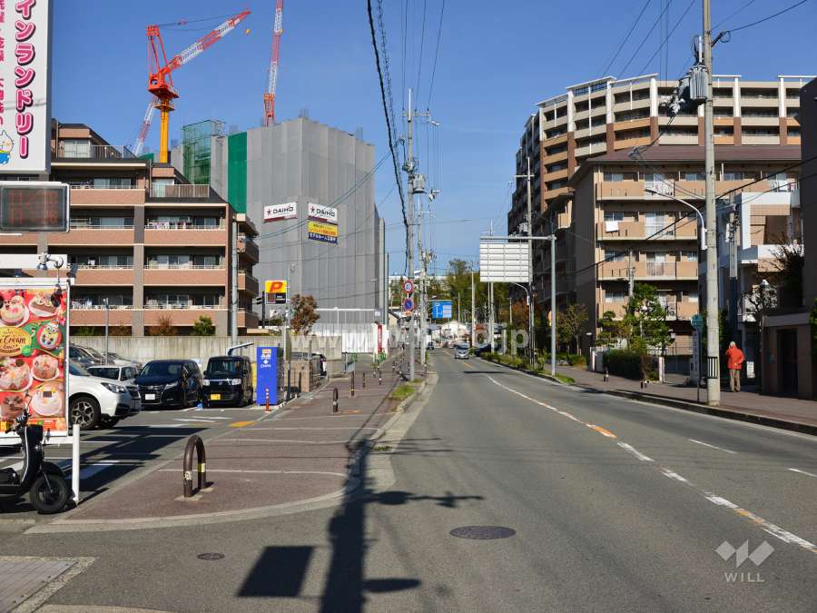 敷地の東側前面道路
