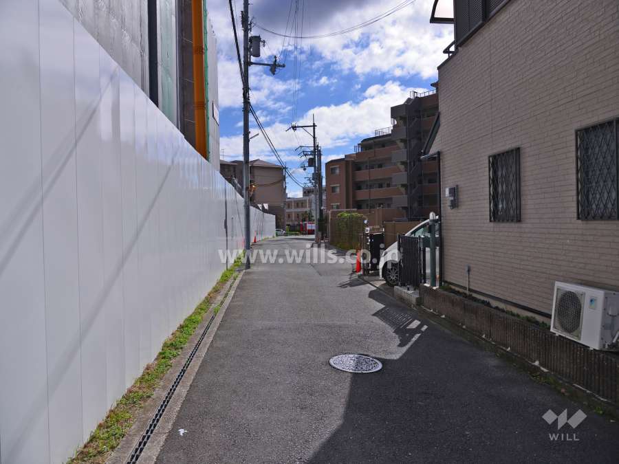 敷地の北東側前面道路
