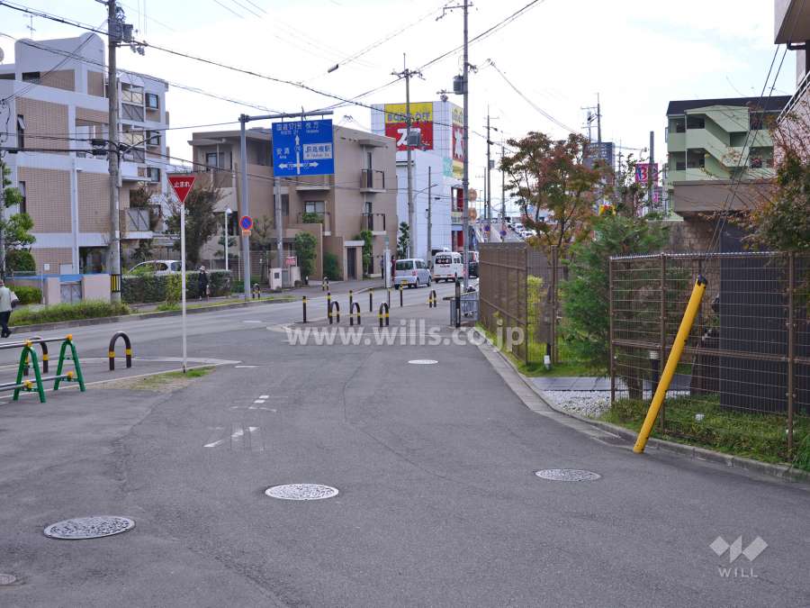 敷地の北東側前面道路