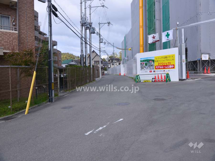 敷地の北東側前面道路