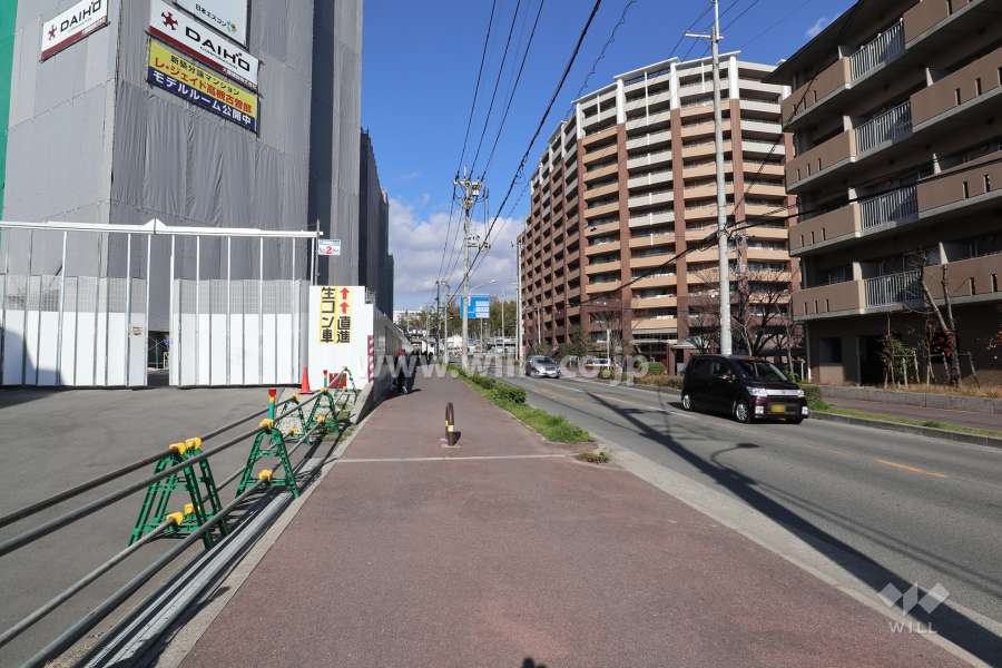 東側前面道路(南側から)