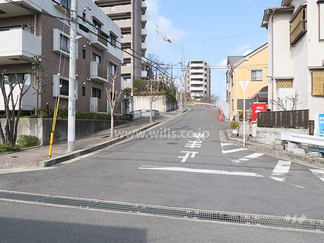 東側前面道路とマンション建物一部