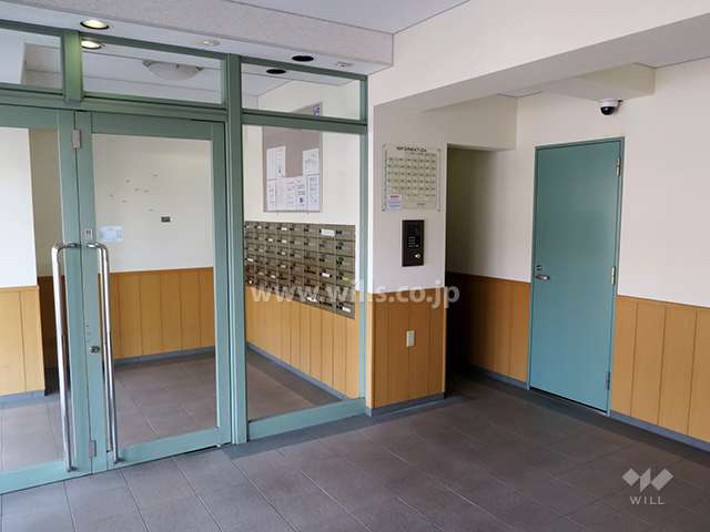 エントランスはオートロック付きです。