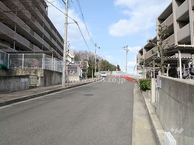 東側前面道路とマンション建物一部