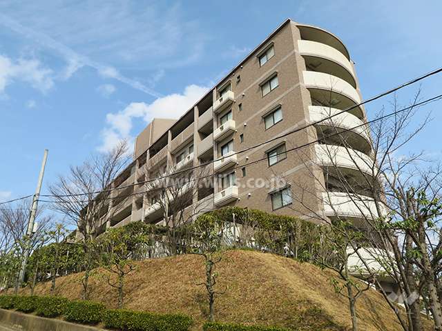 ライフフィールドハイム高槻弐番館の外観（南西側から）