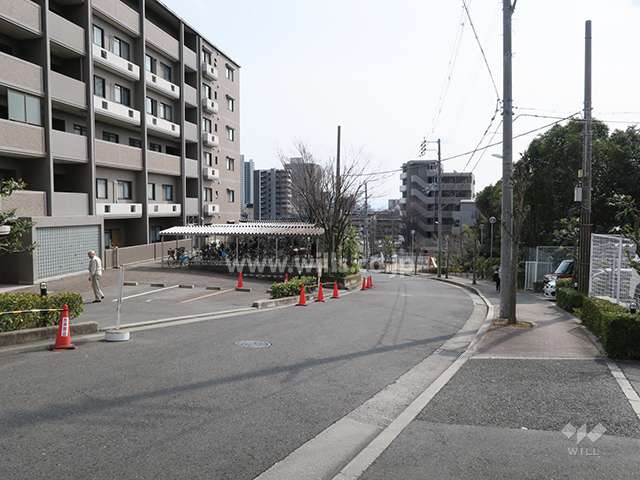 西側前面道路とマンション建物一部