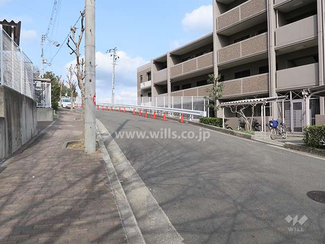 西側前面道路とマンション建物一部