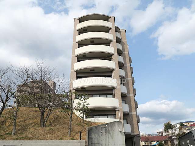 ライフフィールドハイム高槻弐番館の外観（南側から）