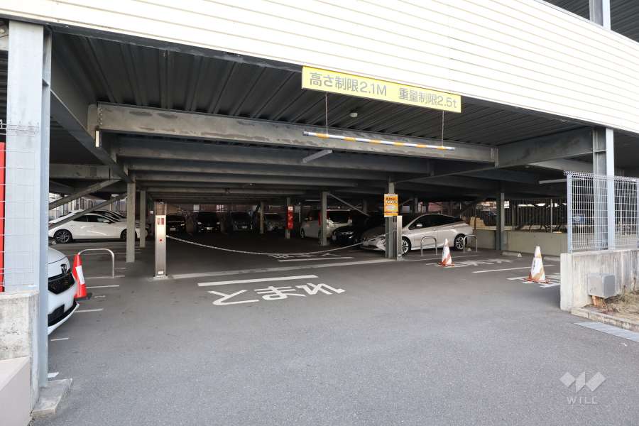 駐車場の出入口（ロボットゲート付き）