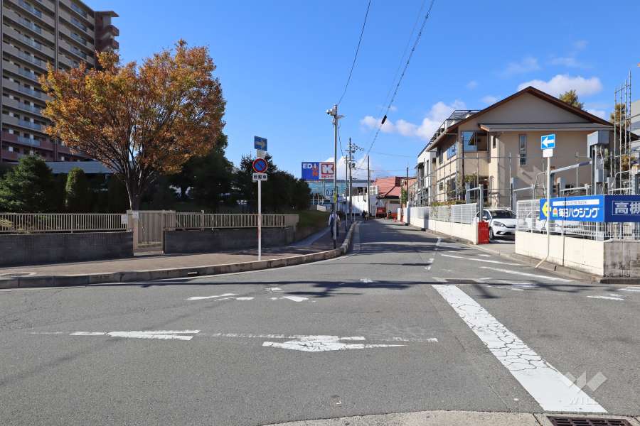 敷地北側の前面道路（東側から）