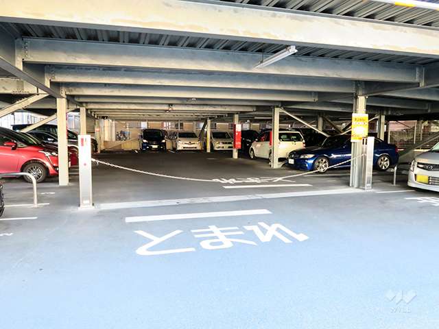 駐車場の出入り口にロボットゲート付きです。