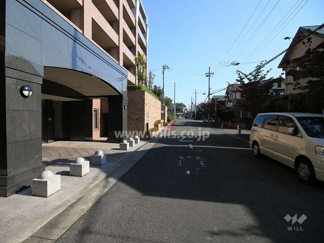 敷地南側の前面道路（西から）