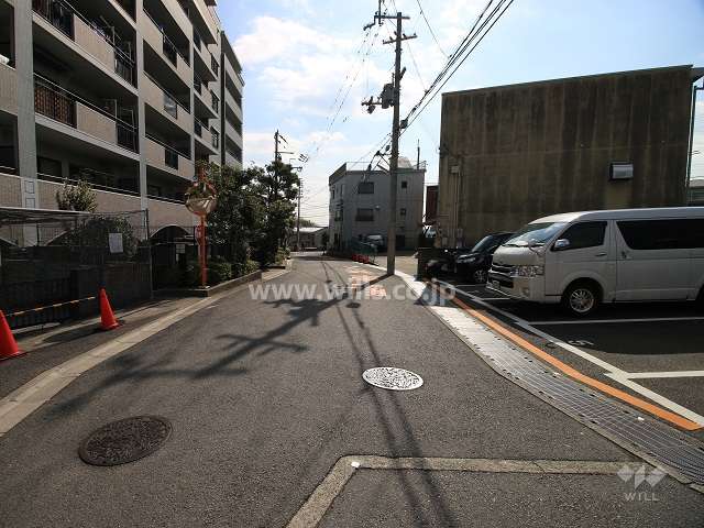 敷地西側の前面道路（北側から）
