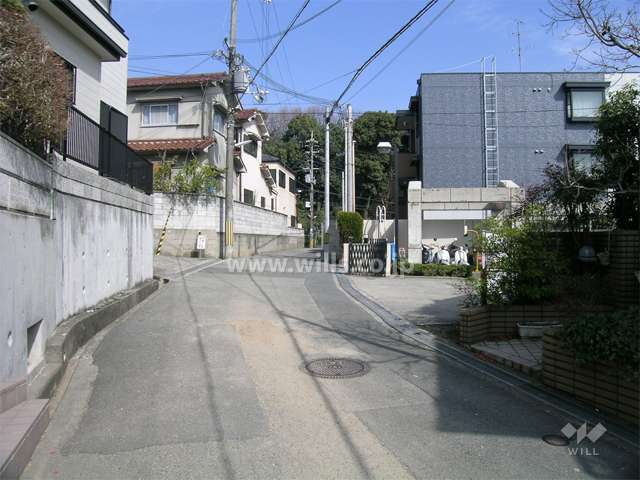 周辺は一戸建てが中心に並ぶ住宅地