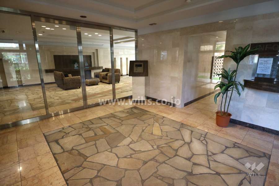 エントランスはオートロック付きです。