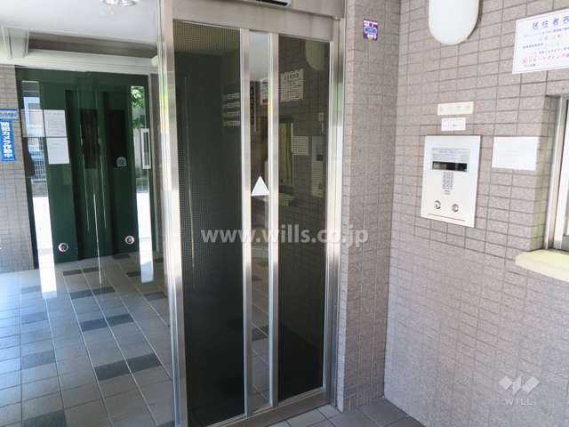 エントランスはオートロック付きです。