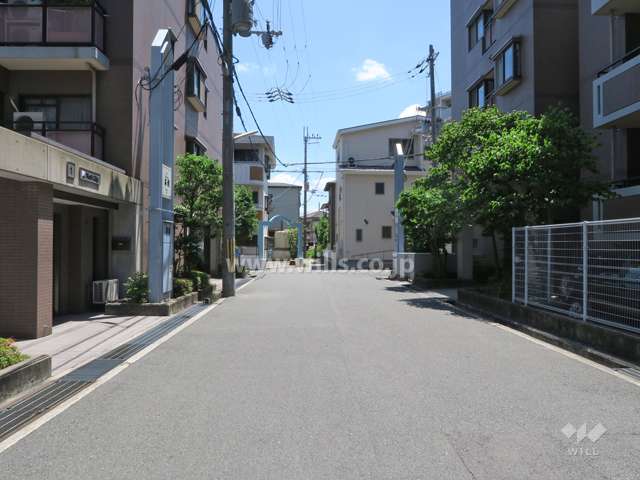 敷地西側の前面道路