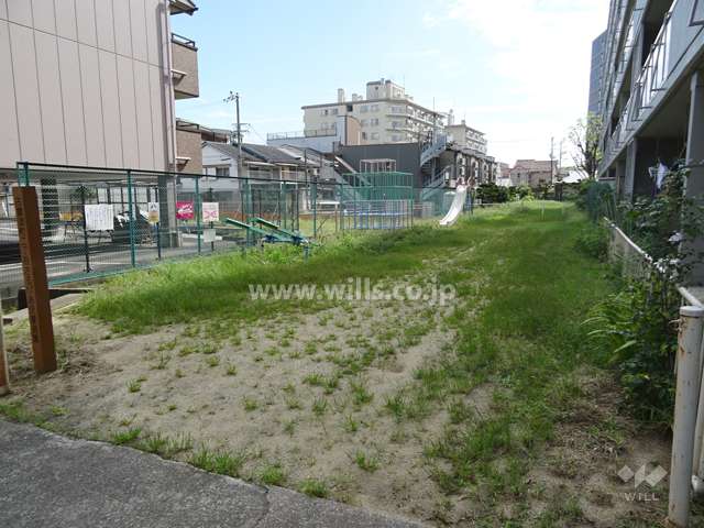 敷地に隣接する『古曽部町2丁目さるびあ児童遊園』