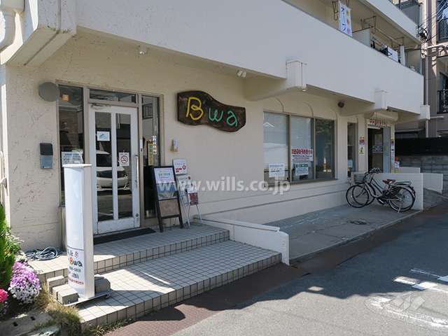 1階部分は店舗が入っています。
