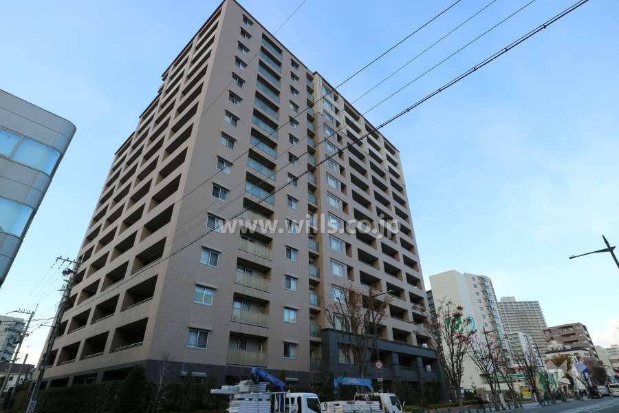 ロイヤルアーク高槻ザファーストの外観（南東側から）