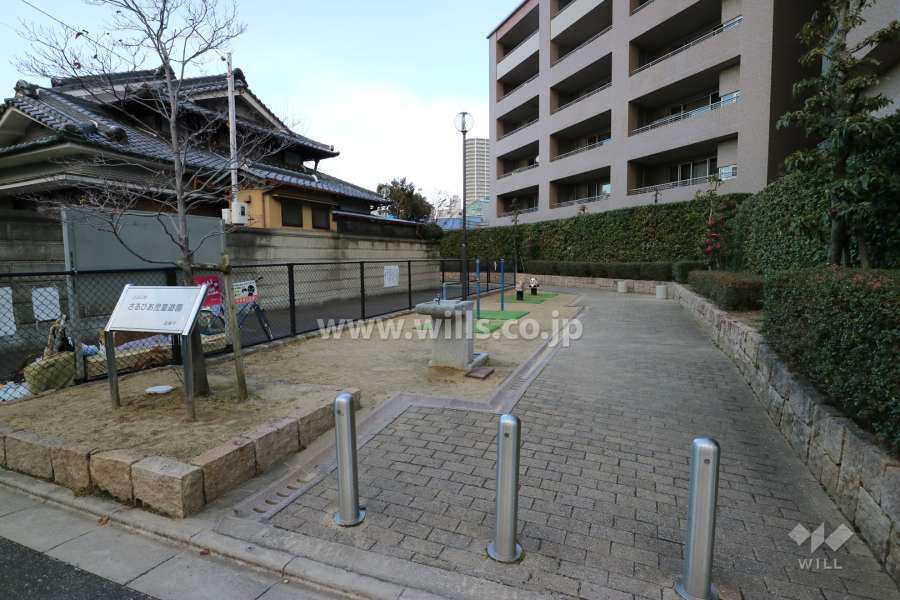 敷地に隣接するさるびあ児童遊園
