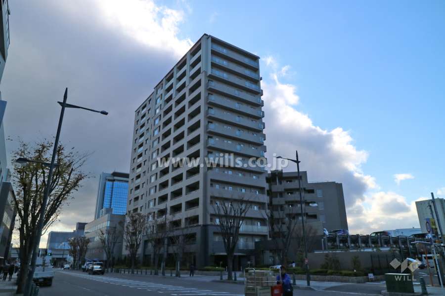 ロイヤルアーク高槻ザファーストの外観（北東側から）