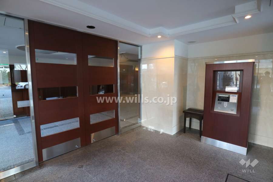 エントランスはオートロック付きです。