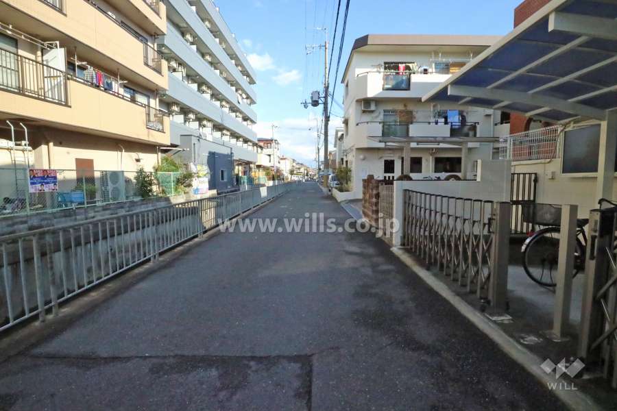 敷地北側の前面道路