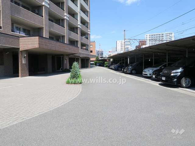 敷地内駐車場（屋外平面式・屋根付き）