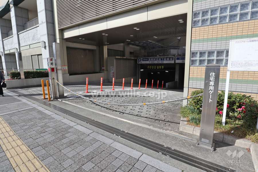 駐車場入り口(南側)