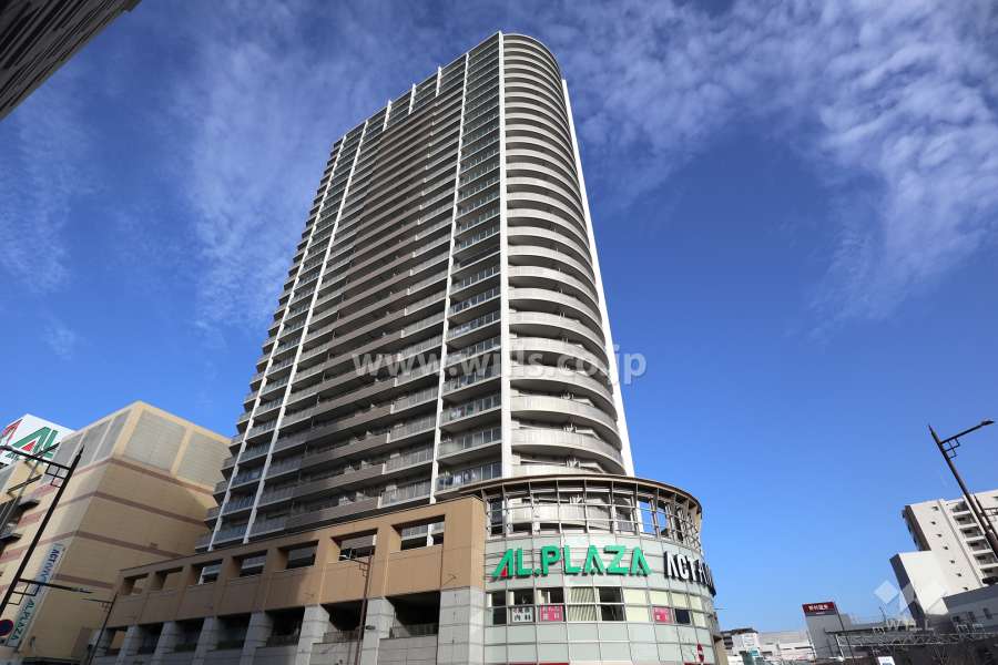 ローレルスクエア高槻ウエストタワーA棟の外観(南西側から)